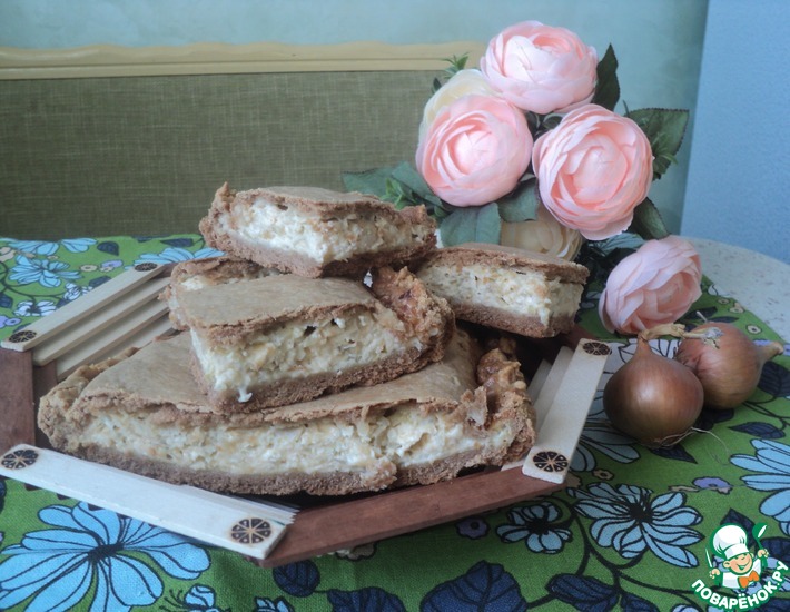 Рецепт: Луковый пирог с плавлеными сырками