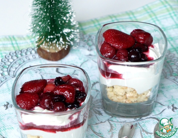 Рецепт: Быстрый десерт со сливками и ягодами