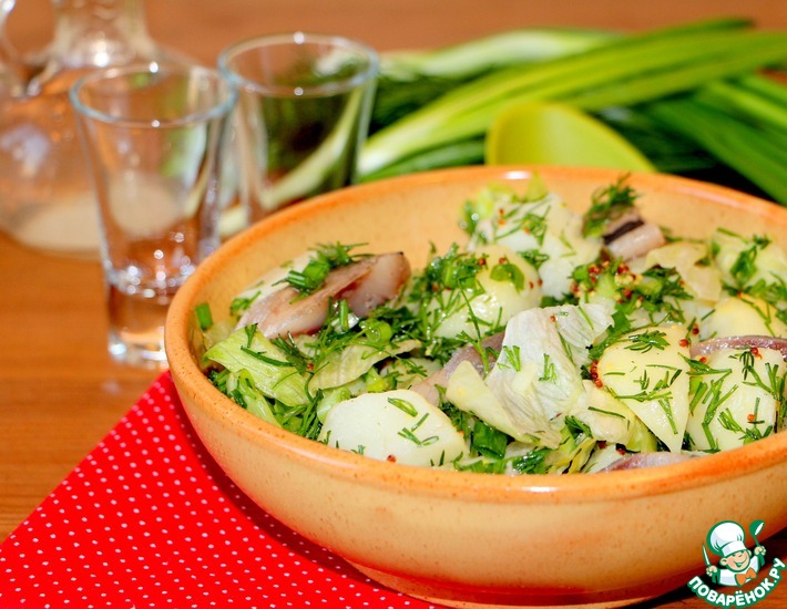 Рецепт: Картофельный салат с сельдью и зеленью