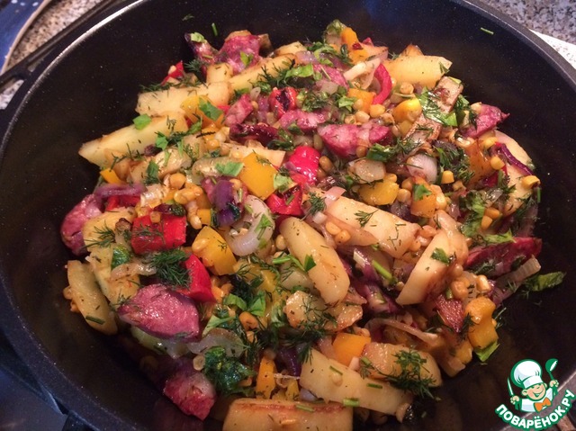 картофель с колбасой на сковороде. жареная картошка с беконом. жареная картошка с колбасками. картофель с колбасой на сковороде. картофель с колбасой на сковороде.