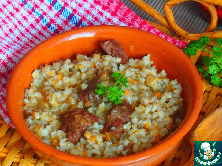 Перловка с мясом в кастрюле пошаговый. Перловая каша с грибами и луком и морковью. Перловка с тушенкой. Перловая каша с мясом. Перловка с мясом в кастрюле пошаговый.