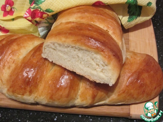 чем смазывают батоны. масло сливочное. штука чтоб намазывать на батон со вкусом ветчины. хлеб с маслом. формовка батона нарезного вручную.