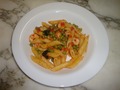 Pasta con gamberetti, piselli e pomodorini