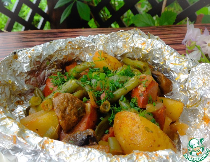 Рецепт: Картофель с сардельками и фасолью в фольге