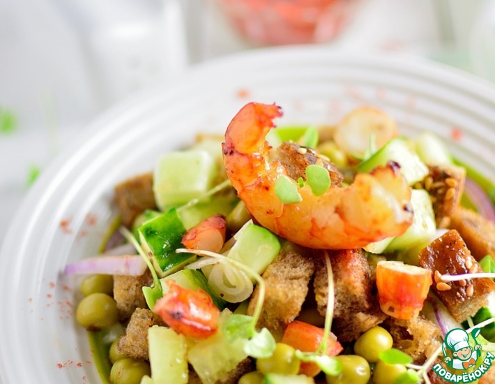 Рецепт: Огуречный салат с креветками и гренками