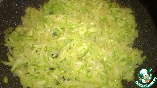 натереть на крупной терке. тертые овощи. тертые кабачки на сковороде. тертый кабачок. кабачки на терке.