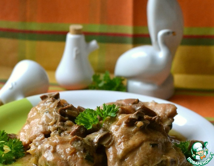 Рецепт: Курица с грибами в сметанном соусе