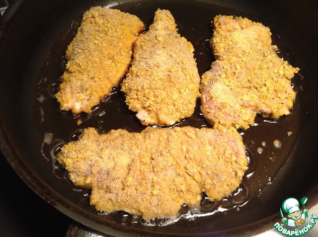 Куриные о бивные в кляре. Куриные отбивные в яйце. Куриная отбивная в панировке на сковороде. Отбивные из куриного филе в сухарях. Куриные отбивные в сырном кляре.