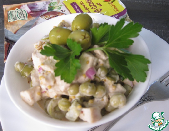 Рецепт: Салат из филе курицы с оливками