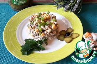 Рецепт: Салат с тунцом и маринованными огурцами