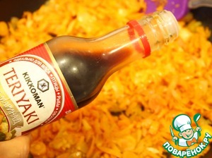 Простой рецепт куриных тефтелей с рисом под соево-сметанным соусом