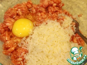 Простой рецепт куриных тефтелей с рисом под соево-сметанным соусом