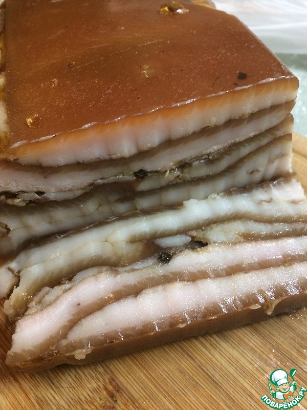 Что можно сделать из свиных шкурок. Рулетики из свиной шкурки. Блюда из свиной шкуры. Рулет из сала. Рулет из свиной шкурки.