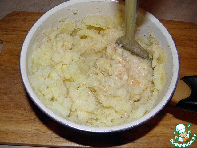 Консистенция пюре картофельного. Чесночное пюре. Картофельное пюре без сливочного масла. Пюре с чесноком. Как варить пюре на воде