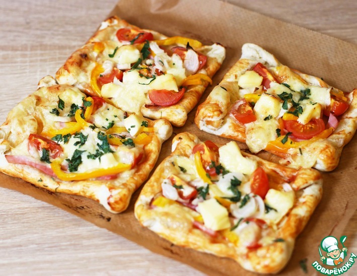 Пицца на слоёном тесте с моцареллой, грибами и помидорами