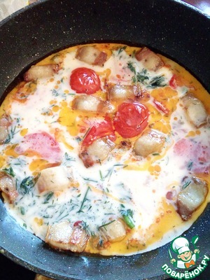 Омлет: рецепт с салом, луком и помидорами