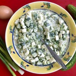 Салат из молодого зеленого лука с яйцом и песто
