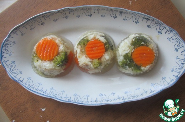 Заливное с рыбой и овощами