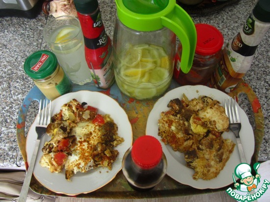 Яичница на гренках с томатами и вода Ласси с лимоном