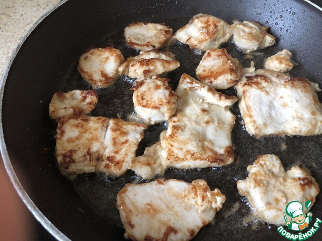 Блюда на сковороде. Жареная куриная грудка. Куриное филе натсковородке. Как сделать грудку сочной на сковороде. Как сделать грудку сочной на сковороде.