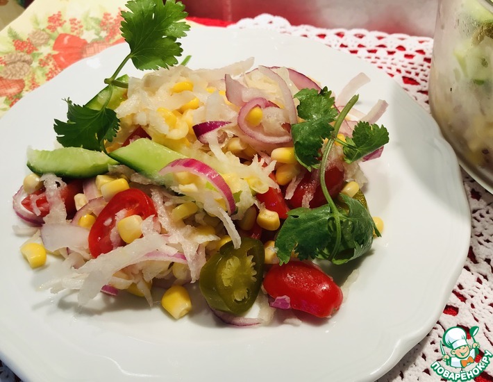 Рецепт: Салат с дайконом, кукурузой и халапеньо