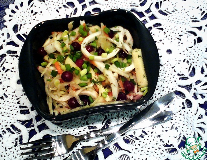 Рецепт: Салат из кальмаров с маринованной капустой
