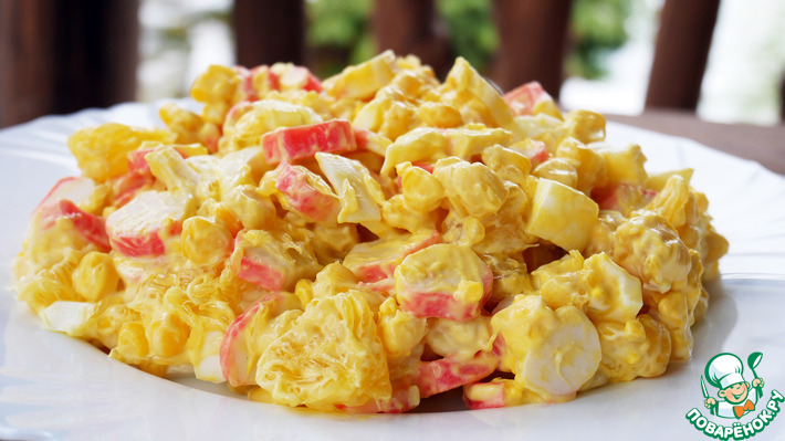 Сытный и вкусный новогодний салат из крабовых палочек с апельсинами Сытный и вкусный новогодний салат из крабовых палочек с апельсинами