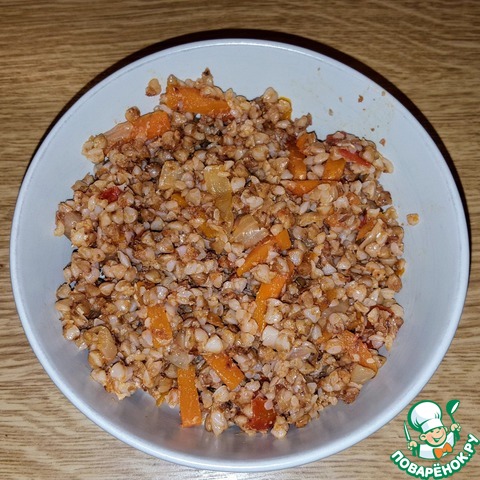 Гречка с помидорами и луком. Каша гречневая рассыпчатая с овощами. Гречка с морковью. Гречневая каша. Гречка с луком и перцем.