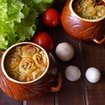 Мясо с овощами и рулетиками в горшочке