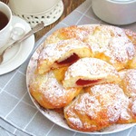 Творожные плюшки с клюквенным джемом