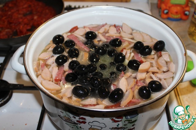 Сборная солянка с маслинами и оливками. Лимон оливки суп. Режут оливки в солянку. Сборная солянка с маслинами. Солянка с оливками.