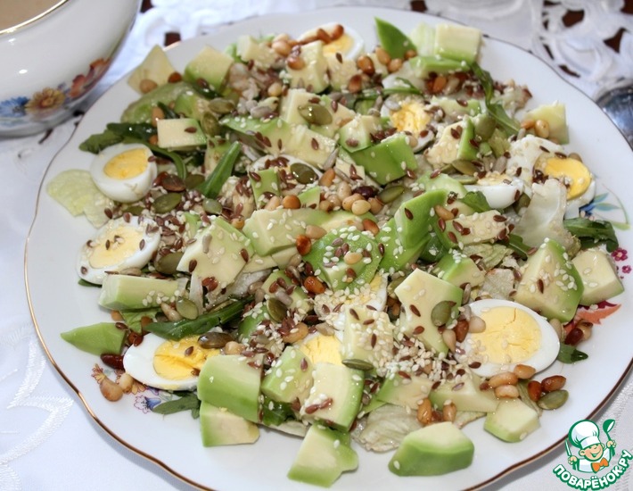 Рецепт: Салат с авокадо и перепелиными яйцами