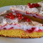 Пирог с красной смородиной и меренгой