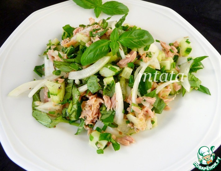 Рецепт: Салат с огурцом и тунцом