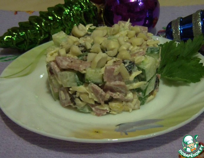 Рецепт: Салат с арахисом и черносливом