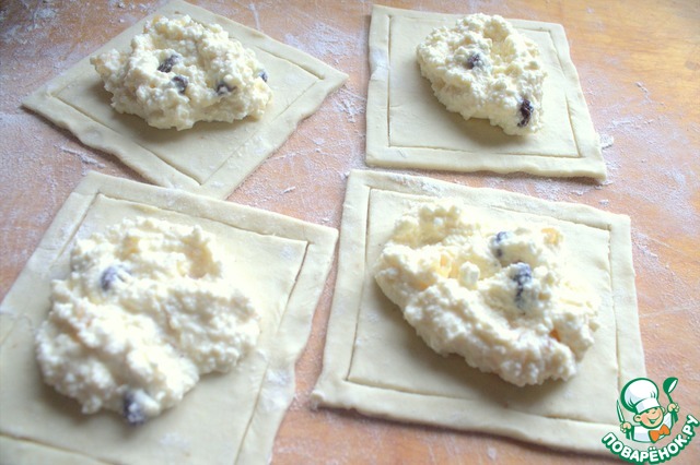 Красивые квадратики из слоеного теста. Квадратные конверты из слоеного теста. Квадратики из слоеного теста с яблоками. Как сделать тесто квадратным. Квадратики из слоеного теста.