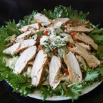 Овощной салат с жареной курицей