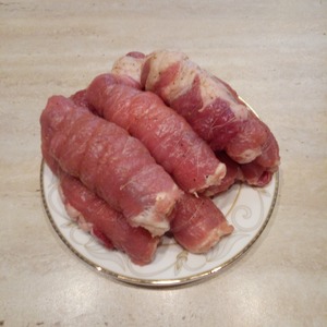 Мясные рулетики со сливами и беконом Свинина Мясные рулетики со сливами и беконом Свинина