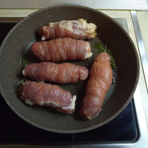 Мясные рулетики со сливами и беконом Бекон Мясные рулетики со сливами и беконом Бекон