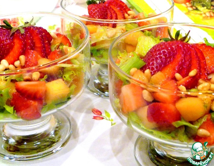 Рецепт: Салат клубнично-манговый с орешками