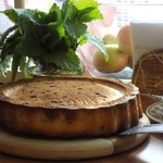 Простая шарлотка с ревенем и яблоком