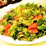 Огуречный салат с форелью и мятой