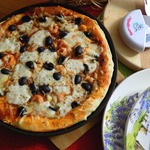 Пицца с креветками и сыром