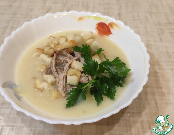 Крем-суп из цветной капусты с хрустящими луковыми кольцами и фисташками