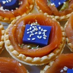 Корзинки с гуакамоле, синим картофелем и красной рыбой