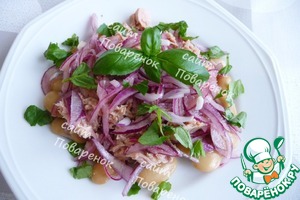 Простой салат с тунцом и фасолью - Лайфхакер