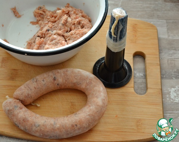 Как сделать домашнюю колбасу через мясорубку. Колбаски в электромясорубке домашних условиях. Как сделать домашнюю колбасу через мясорубку. Насадка для колбасы на мясорубку. Домашние сосиски и колбасы.