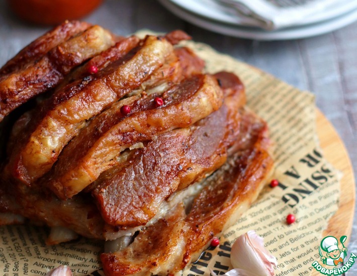 Рецепт: Свиная корейка с чесноком и пряностями