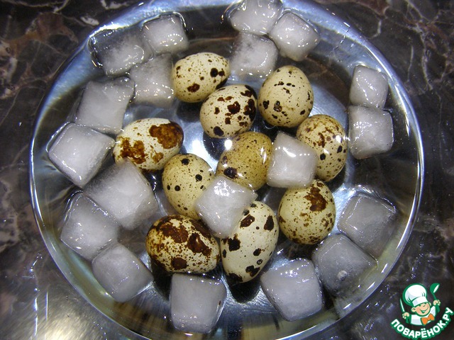 Перепелиные яйца всплыли в холодной воде. Красный Пищевик перепелиные яйца. Маринованные перепелиные яйца. Яйцо перепелиное маринованное. Маринованные перепелиные яйца в скорлупе.