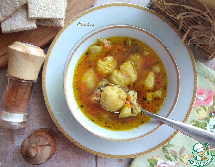 Рецепт: Пряный куриный суп с манными клёцками